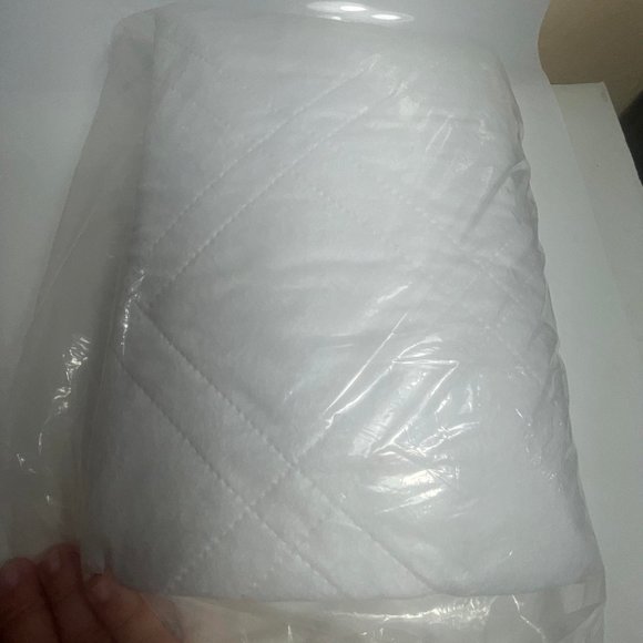 Secure Personal Care Products Waterproof Sheeting With Anchor Bands 39.75"X75" - Picture 3 of 3